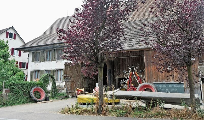 Das Bauernhaus der Familie Vollenweider hat den fürs Knonauer Amt typischen «Knick» im Dach und ist dreigeteilt: Wohnhaus, Scheune und Stall. (Bild Regula Zellweger)