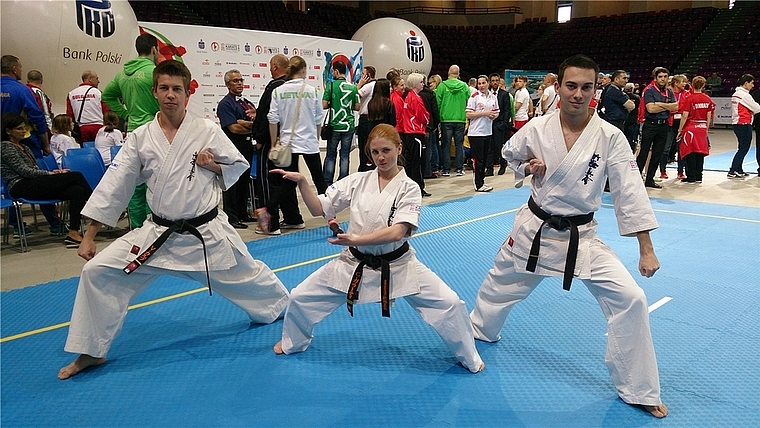 Die Wettkämpfer der Karate Schule Obfelden, von links: Veit Karpf, Carla Gallati und Nicola Gabler. (Bild zvg.) 