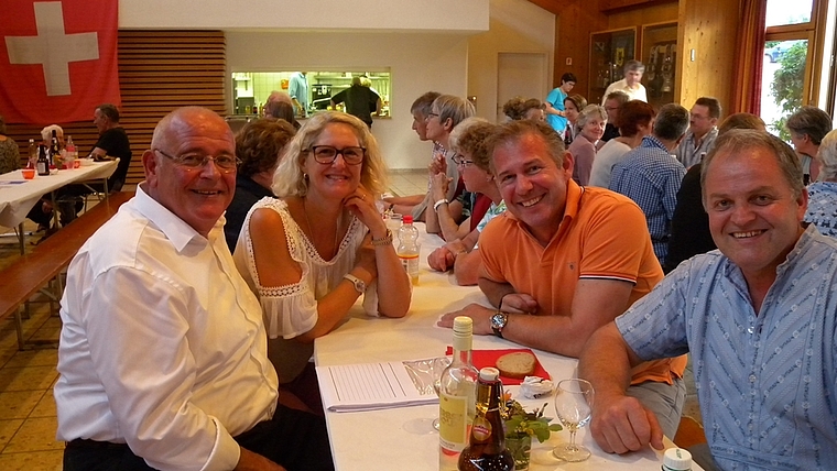 Regierungspräsident Markus Kägi (links) mit Mitgliedern des Hausemer Gemeinderates: Beatrice Sommerauer Nägelin, Stefan Gyseler (Präsident) und Gregor Blattmann. (Bild Marianne Voss)