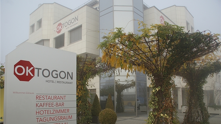 Der Nebel ums «Oktogon» am Bahnhof Bonstetten lichtet sich. Die Planung sieht in erster Linie Büros statt Hotelzimmer vor, aber auch einen kleinen Gastro-Teil. (Bild Thomas Stöckli)