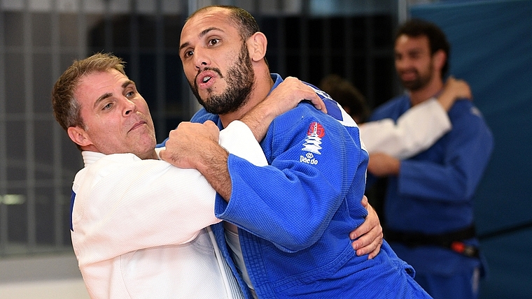 Trainer Nico Oana (links) und sein Gast Emmanuel Lucenti beim Üben einer Judo-Technik. (Bild Martin Platter)