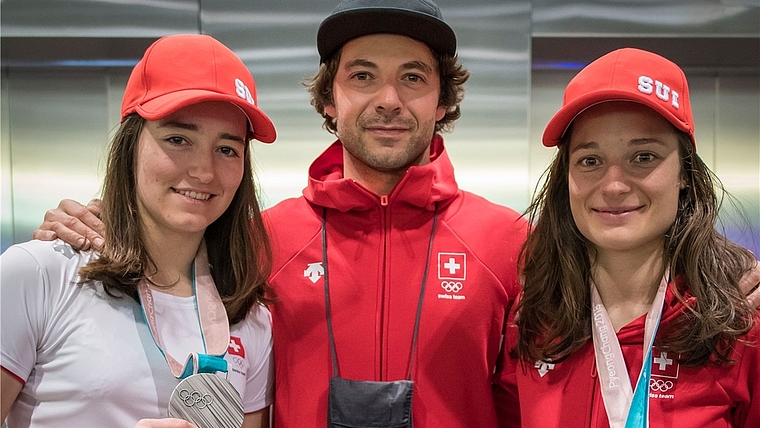 Zurück in der Schweiz: Misra Torniainen mit Sarah Höfflin (rechts) und Mathilde Gremaud beim Empfang am Flughafen Zürich. (Bild Elmar Bossard)