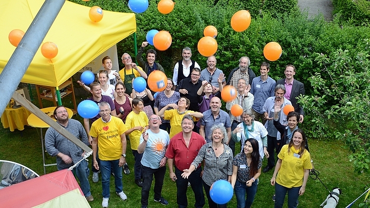 Schlussfest im Café Solaire mit zahlreichen Beteiligten der Tage der Sonne Knonauer Amt. (Bild Bernhard Schneider)