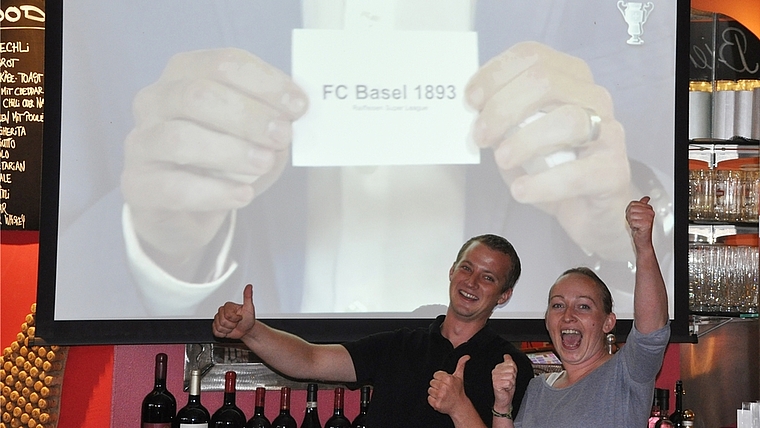 Sven und Nicole von der Schluck-Bar freuen sich mit ihren Gästen: Das aller-letzte Los bescherte WB Schweizer Meister Basel als Gegner. (Bild Kaspar Köchli)
