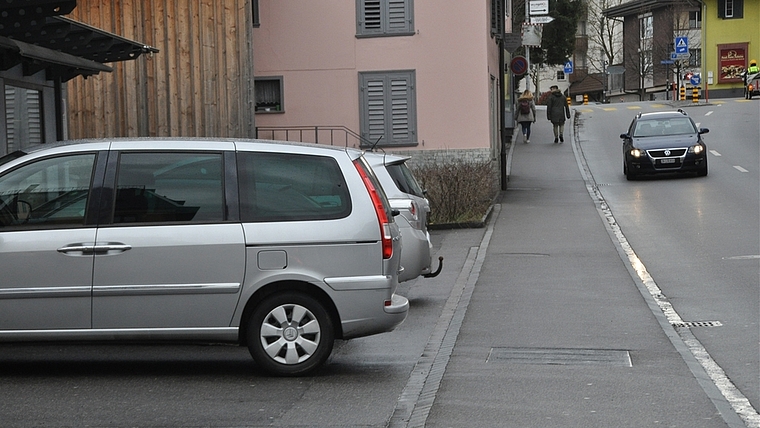 Laut Anklageschrift touchierte der stark betrunkene Angeklagte auf einem Parkplatz im Bereich der Zürichstrasse in Affoltern einen parkierten PW – und machte sich davon. (Bild Werner Schneiter)