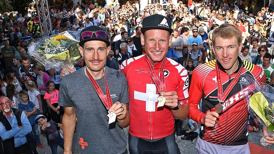 Urs Huber (Mitte) freut sich in Einsiedeln über die vierte Goldmedaille an Bikemarathon-Schweizermeisterschaften. Links der zweitplatzierte Hansueli Stauffer, rechts der drittplatzierte Konny Looser. <em>(Bilder Martin Platter)</em>
