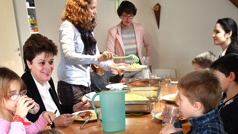 Bildungsdirektorin Silvia Steiner (links) im regen Austausch mit Maschwander Schulkindern am Mittagstisch. (Bild Martin Platter)