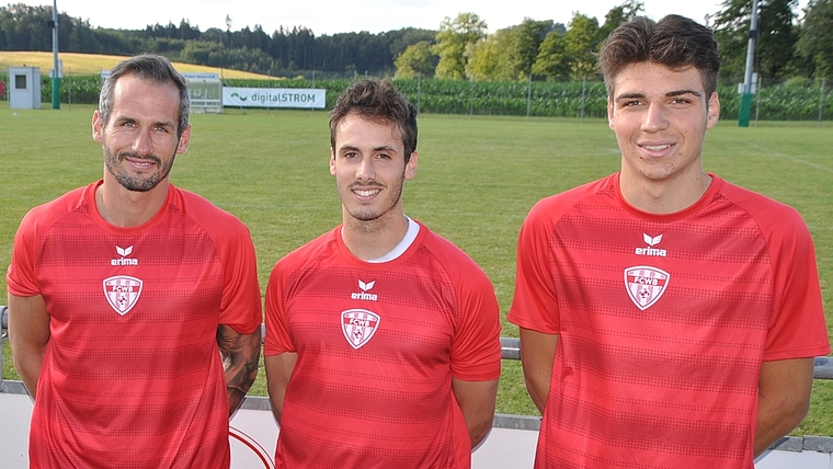 Drei der vier neuen WB-Spieler (von links): Raphael Mollet, Marcello Massaro (beide von Thalwil) und Luca Rüegger (FCZ U18). <em>(Bild Kaspar Köchli)</em>