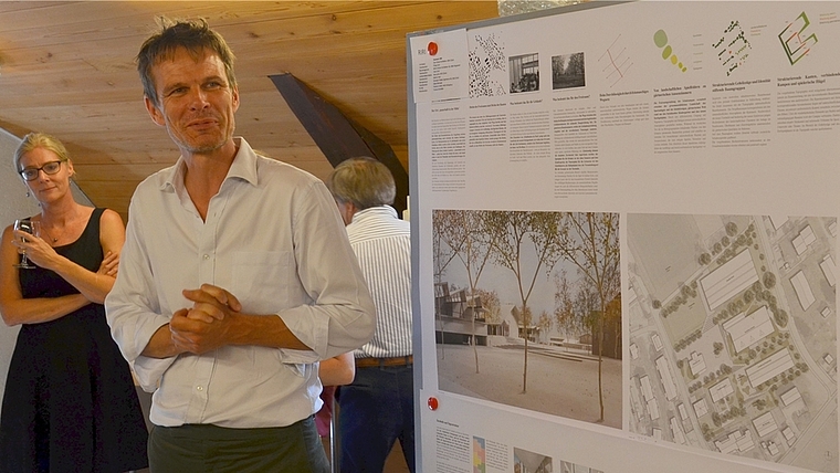 Architekt Philipp Esch stellt sein Projekt «riri» vor. Im Hintergrund: Primarschulpräsidentin Beatrix Gallati. (Bild Thomas Stöckli)