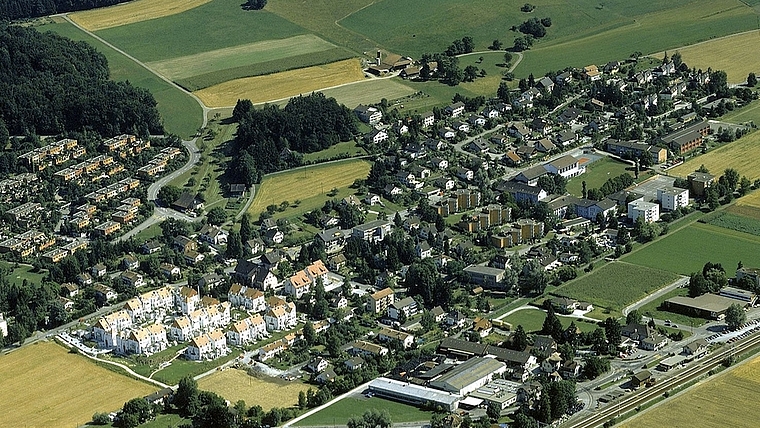 Das Gebiet um den Bahnhof Bonstetten-Wettswil vor dem Bauboom der 1990er-Jahre. (Bild Somorjai Zsolt, ETH Bibliothek)