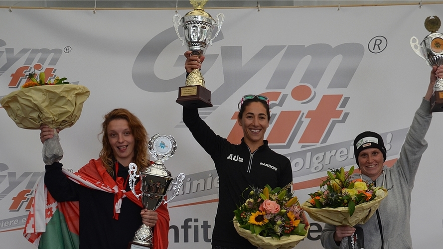 Tanja Schärer (rechts) freut sich mit Siegerin Lydia Lassila und Hanna Huskova.