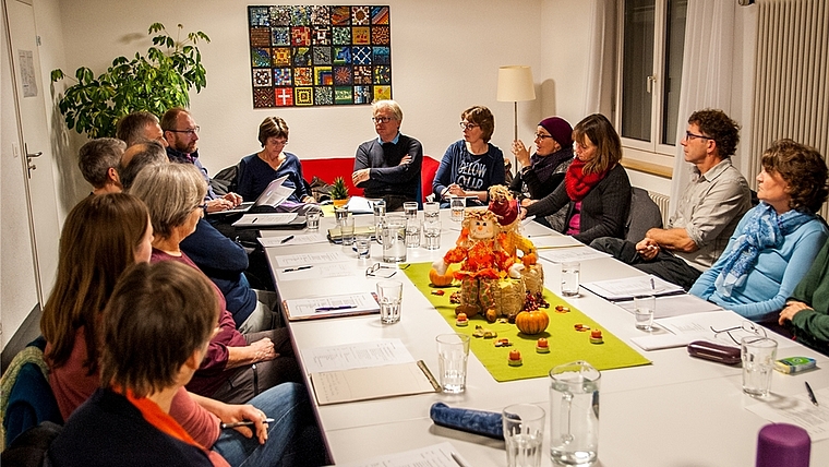 Bei den Sitzungen der Integrationsgruppe Hedingen können dank viel Know-how schnell praktikable Lösungen gefunden werden. (Bild Salomon Schneider)
