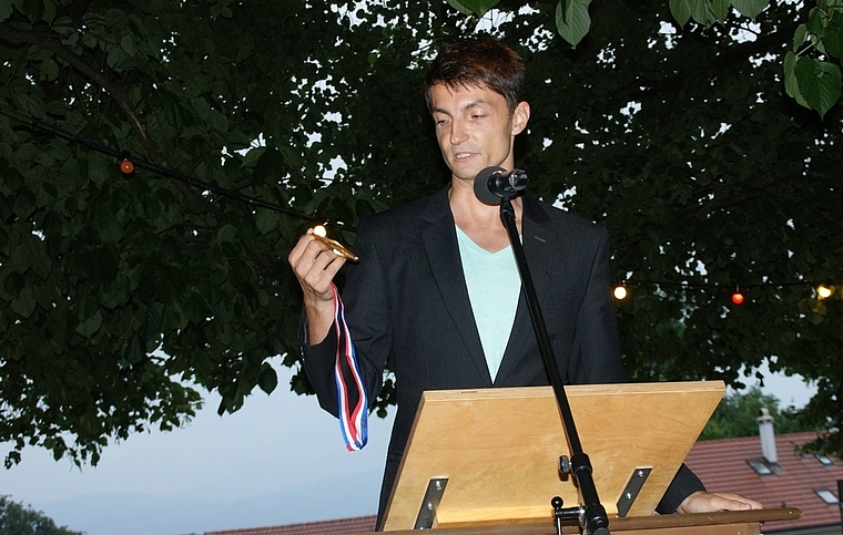 Erinnerung an seinen Weltcup-Sieg: Thomas Lambert mit der Goldmedaille von Lake Placid. (Bild Thomas Stöckli)