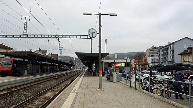 Am Bahnhof Affoltern kommen Züge, Busse, Taxis, Autos, E-Bikes und Fahrräder zusammen. Künftig dürften Apps noch viel komplexere Verkehrsbeziehungen an solchen Hubs steuern. (Bild Bernhard Schneider)