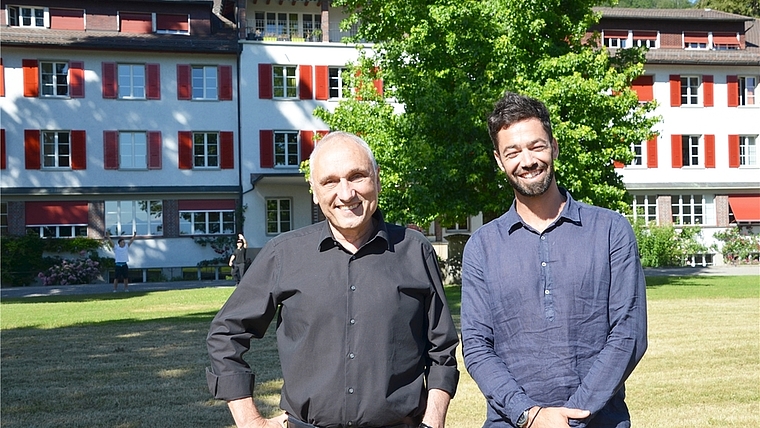Ruedi Jans (links) übergibt die Leitung des Schul- und Berufsbildungsheims Albisbrunn an Philipp Eder. <em>(Bild Thomas Stöckli)</em>