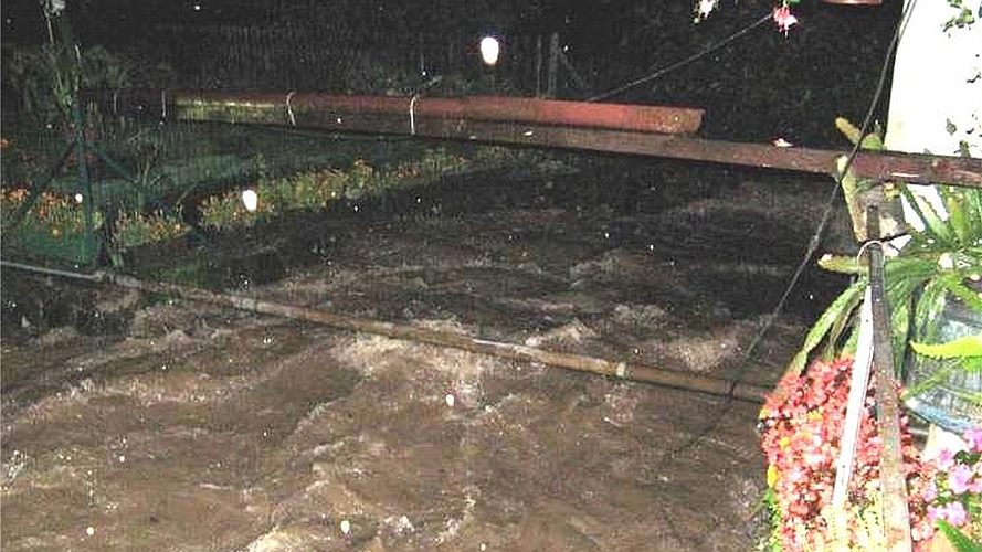 Reissender Haselbach beim Hochwasser 2007 im Oberdorf, Knonau. (Archivbilder)
