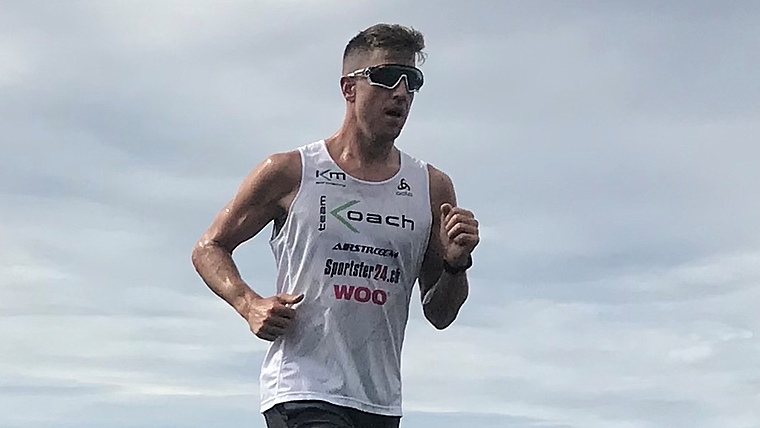 Philipp Koutny hält beim Marathon mit den weltbesten Triathleten mit und verbessert sich vom 22. auf den 15. Rang. <em>(Bild Kurt Müller)</em>