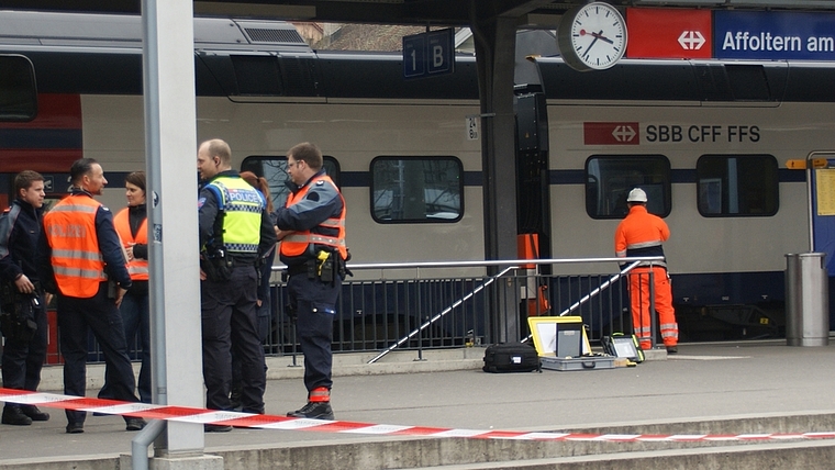 Hier wurde der Rentner gegen den Zug gestossen. Der Bahnhof Affoltern am Montagnachmittag, 21. März 2016. (Archivbild)