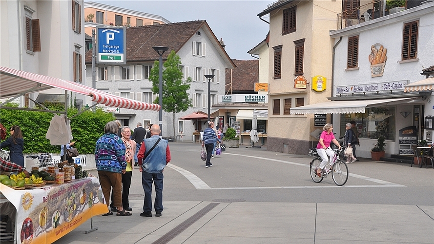 An Samstagen – hier vor Pfingsten – lebt die Obere Bahnhofstrasse in Affoltern auch dank des Wochenmarkts. Abends wirkt sie aber oft wie «ausgestorben», auch wochentags. <em>(Bild Werner Schneiter)</em>
