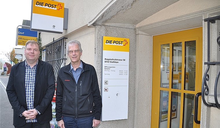 Bedauern die Schliessung der Poststelle in Stallikon: Gemeindepräsident Werner Michel (rechts) und Gemeindeschreiber Roberto Brunelli. (Bild Werner Schneiter)