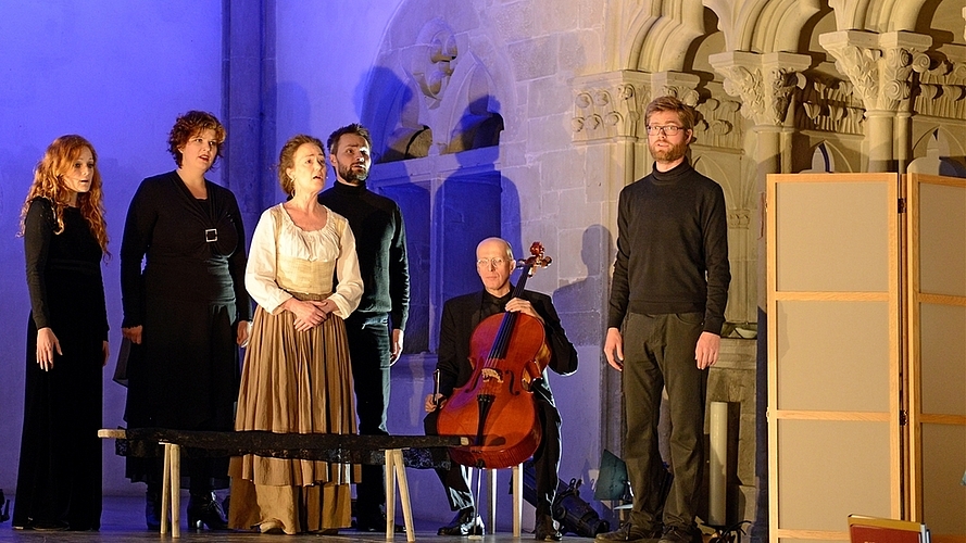 Dorothea (in der hellen Bluse), von ihrem Gatten, Bruder Klaus, verlassen, ergänzt in der Schluss-Szene den Chor.