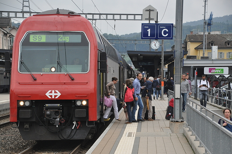 Für Pendlerinnen und Pendler – hier am Bahnhof in Affoltern – positiv: Das Arbeitsplatzgebiet in Zürich Oerlikon ist aus dem Knonauer Amt ab Dezember 2015 direkt erreichbar. (Bild Werner Schneiter)