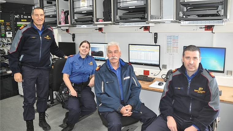 Erstmals diente die Einsatzzentrale auf vier Rädern als mobiler Polizeiposten. Im Einsatz waren unter anderen (von links) Bezirkschef Adrian Peterhans, Sonja Töller, Richard Kälin und Pascal Hügi. <em>(Bild Werner Schneiter)</em>