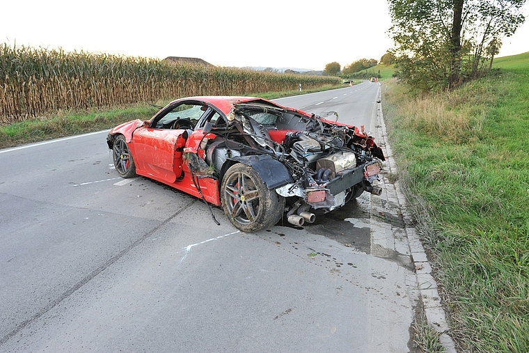 Der total beschädigte Ferrari. (Bild Kantonspolizei Zürich)