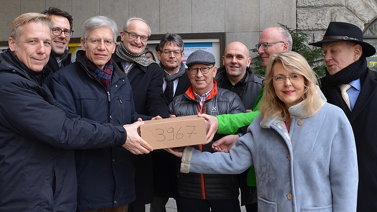 Für eine Mittelschule im Knonauer Amt: Petitionsübergabe vor dem Kaspar-Escher-Haus in Zürich. Von links: Standortförderer Marcel R. Streiff, SP-Kantonsrat Moritz Spillmann, Martin Jurt von der Staatskanzlei, glp-Kantonsrat Hans Wiesner, SVP-Kant