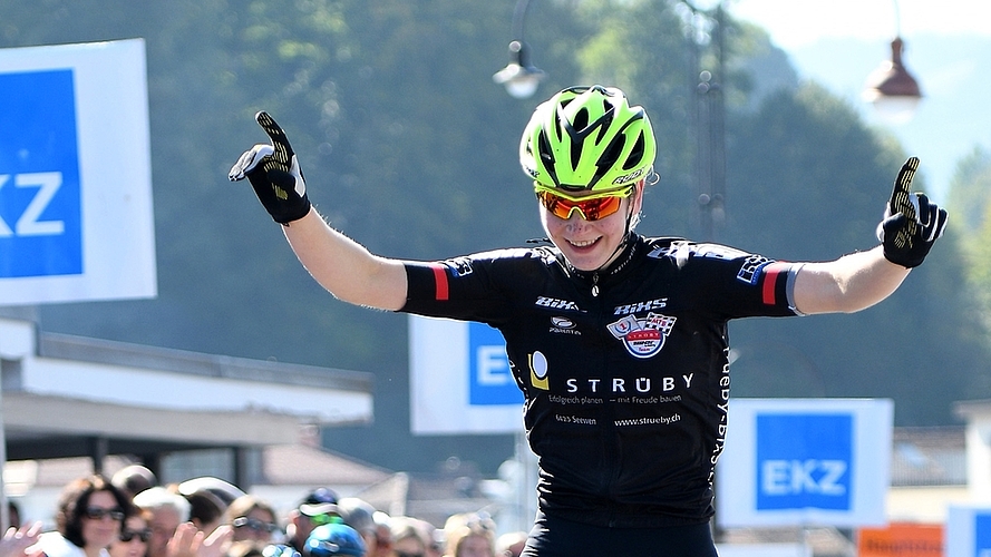 Junioren-Crosscountry-Schweizermeisterin Jacqueline Schneebeli aus Hauptikon siegt überlegen auf der 53-km-Strecke des Iron Bike Race.