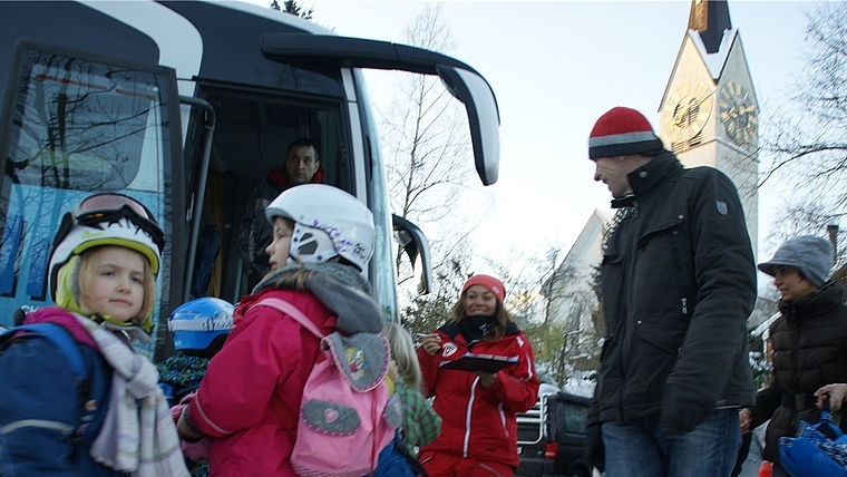 Wie hier vergangenes Jahr in Hausen werden die Kinder jeweils bereits am Abholort von einer Skilehrerin empfangen. (Archivbild Thomas Stöckli)
