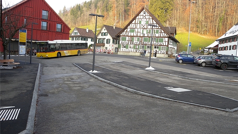 Die Postautos können wegen der Neigung des Platzes nicht behindertengerecht direkt an den neuen Perrons anhalten. (Bild Marianne Voss)