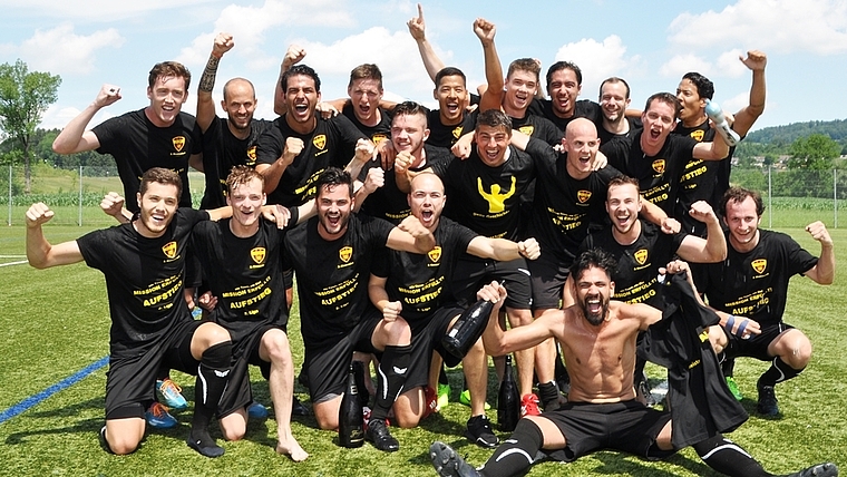 Die zweite Mannschaft des FC Wettswil-Bonstetten – komplett bestehend aus «Eigengewächsen» – realisierte erstmals den Aufstieg in die 2. Liga. <em>(Bild Kaspar Köchli)</em>