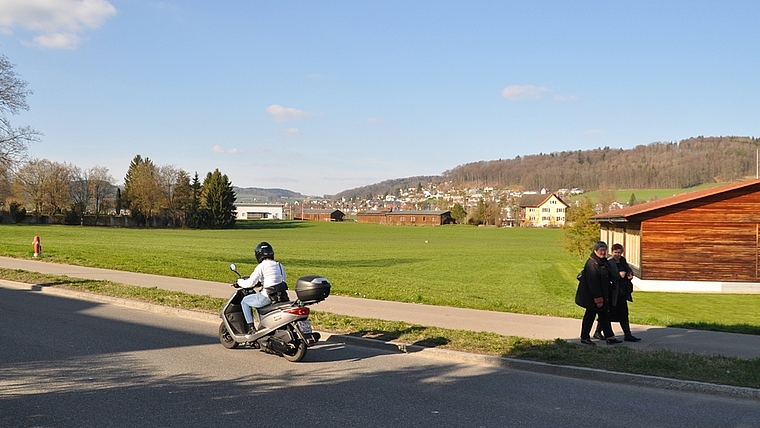 Idealer Standort für eine Kantonsschule: die Wiese neben dem Oberstufen-schulhaus Ennetgraben in Affoltern. (Archivbild)