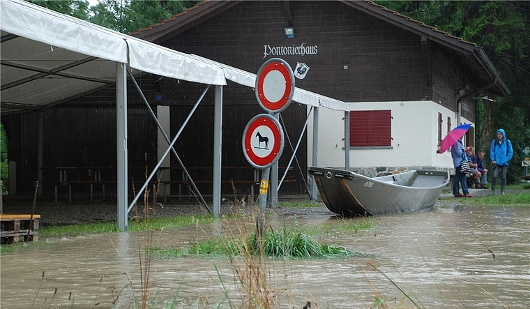 Im Pontonier-Zelt an der Reuss bei Ottenbach gab es bereits nasse Füsse. (Bild Salomon Schneider)