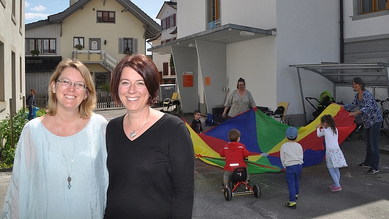 Im Dienst von Familien mit Kindern: Eliane Studer Kilchenmann, Präsidentin des Vereins Familienzentrum, (links) und Claudia Ledermann, Geschäftsführerin. (Bild Werner Schneiter)