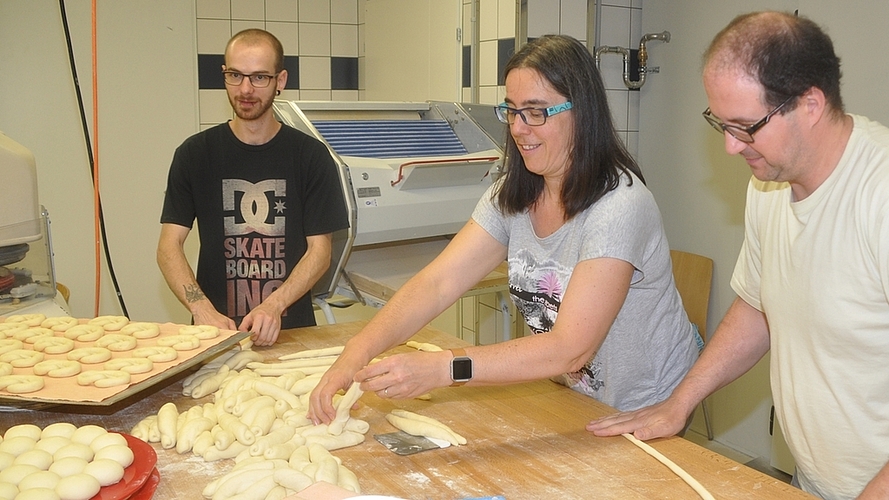 In der Volg-Bäckerei den Teig kneten – eine schweisstreibende Angelegenheit. (Bilder Werner Schneiter)
