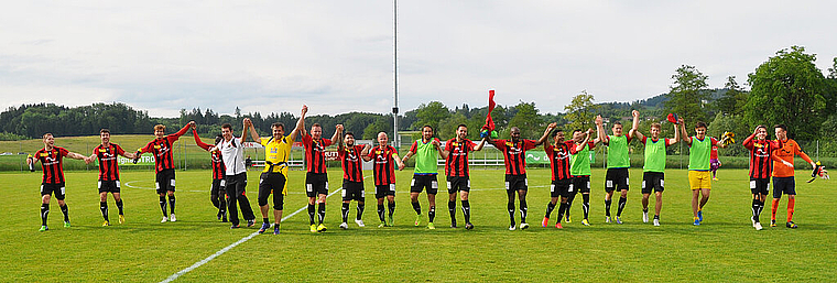 Der FC Wettswil-Bonstetten bedankt sich auf dem heimischen Moos beim Publikum für dessen tolle Unterstützung während der gesamten Saison. (Bild Kaspar Köchli)