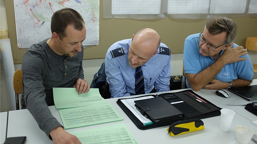 Markus Wohlwend, Fachbereichsleiter Information (links) bespricht mit Martin Ott und Urs Furrer von den Fachbereichen Sicherheit und Feuerwehr Aufdatierungsmöglichkeiten für die Adressliste.
