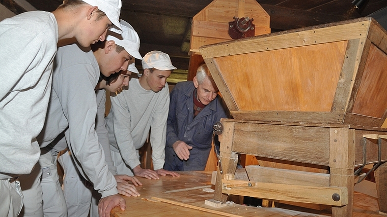 Anton Amrein erklärt den Lehrlingen der Swissmill die Anlage in der Aumüli. (Bild Werner Schneiter)