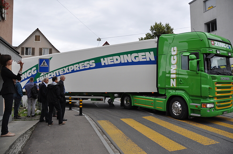 Medienleute verfolgen das mühevolle Abbiegen des Sattelschleppers in Ottenbach. (Bild Werner Schneiter)
