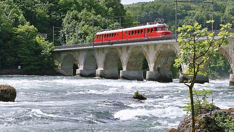 Der Rote Pfeil legt auf Brücken einen Sonderhalt ein, damit die Passagierinnen den Ausblick geniessen können. <em>(Bild SBB)</em>