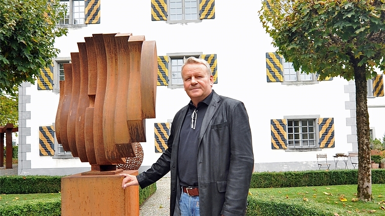 Der Skulpteur und sein Werk: Peter Bernhardsgrütter und sein «Circle of life» anlässlich der Vernissage im Garten des Schlosses Knonau. (Bild Bernhard Schneider)
