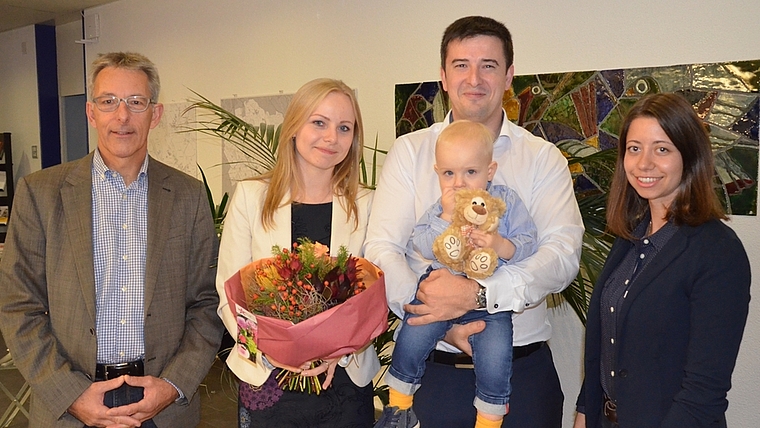 Der 14-monatige Jan ist der 5000. Mettmenstetter. Mit seinen Eltern wurde er durch Gemeindepräsident René Kälin (links) und Simona Räber (rechts), Leiterin der Einwohnerkontrolle, willkommen geheissen. <em>(Bild Thomas Stöckli)</em>