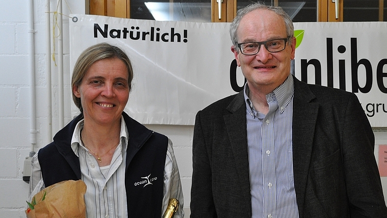 Hans Wiesner überreicht Referentin Silvia Frei «Chlöpfmost» aus regionaler Produktion und einen Strauss Tulpen aus der Schweiz. (Bild Denise Bohnert)