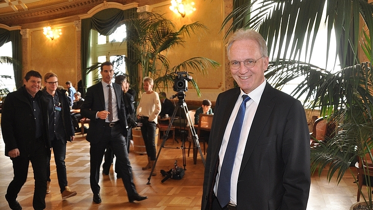 Rege Betriebsamkeit und Kameras: Hans-Ulrich Bigler in der Wandelhalle des Bundeshauses. (Bild Werner Schneiter)