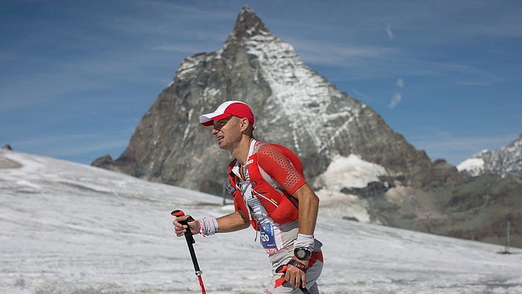 Adrian Brennwald auf dem Theodulgletscher. Im Hintergrund befindet sich das Matterhorn. (Bild zvg.)