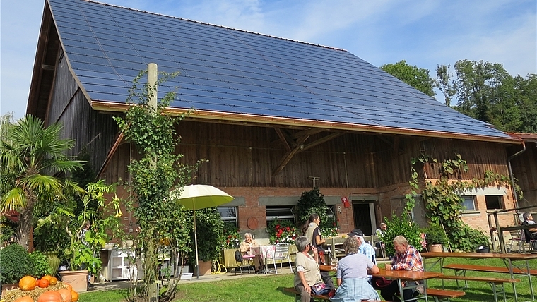 Die Baumschulen Reichenbach in Hausen ersetzten bei der Renovation die Ziegel der Scheune mit Fotovoltaikzellen. (zvg.)