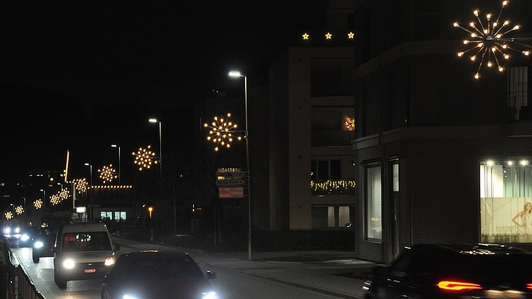 Sorgen in der Weihnachtszeit auch im Feierabendverkehr voraussichtlich zum letzten Mal für zusätzliches Licht: Sterne an der Unteren Bahnhofstrasse in Affoltern. <em>(Bild Werner Schneiter)</em>