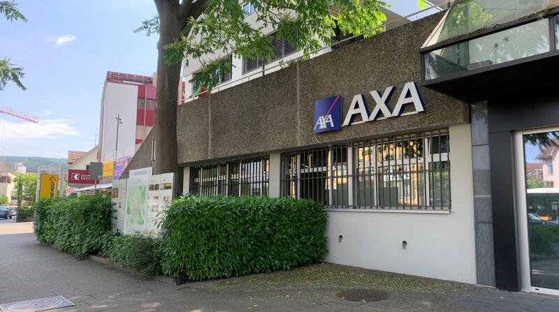 Ab Oktober befindet sich der Eingang zur Postfiliale rechts neben der Hecke, unter dem AXA-Schriftzug. (Bild Livia Häberling)